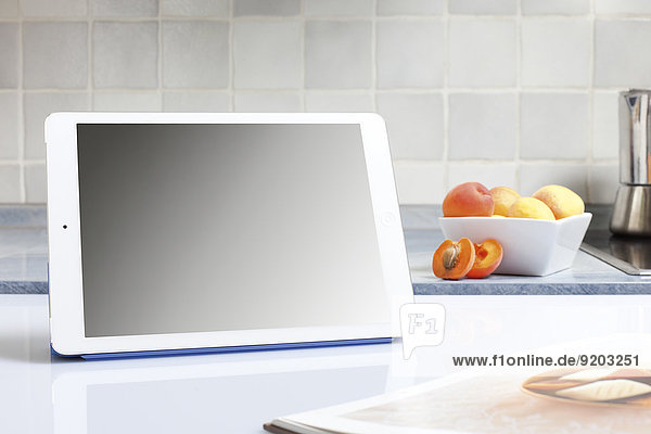 Tablet PC auf Küchentisch