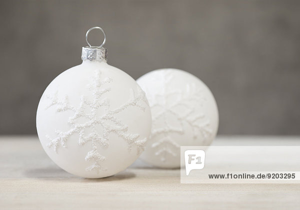 Weihnachtsdekoration mit weißen Christbaumkugeln