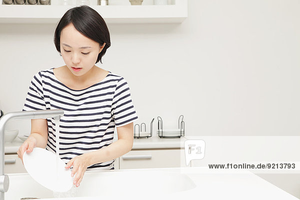 Frau waschen Essgeschirr japanisch