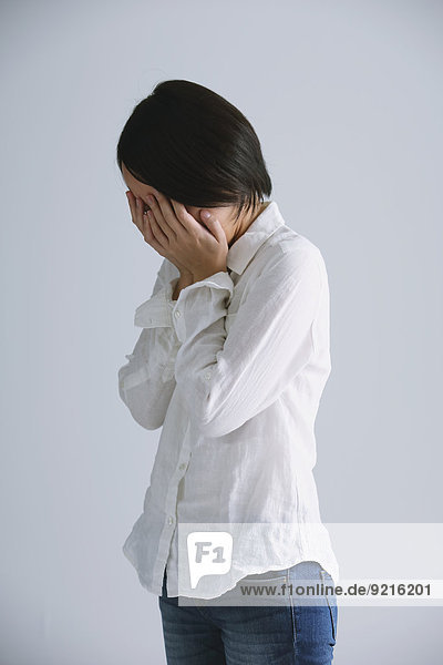 junge Frau junge Frauen weiß Hemd Verzweiflung japanisch