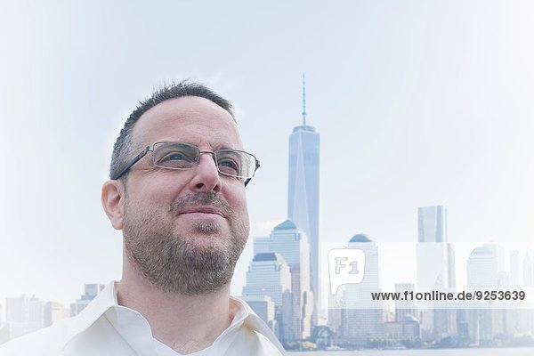 Portrait eines reifen Mannes und Stadtbildes Jersey City New Jersey State USA