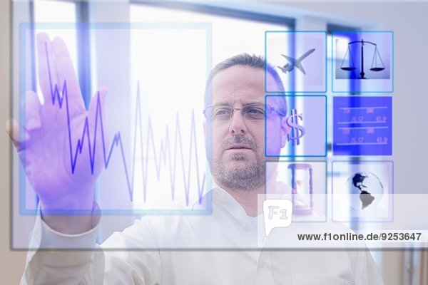 Erwachsener Mann mit interaktivem Computer-Touchscreen
