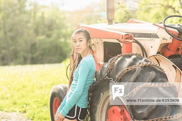 Porträt eines jungen Mädchens neben dem Traktor