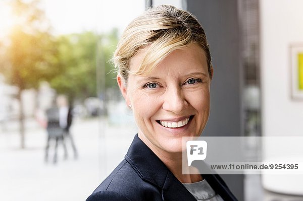 Porträt einer lächelnden reifen Geschäftsfrau