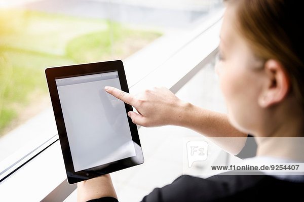 Geschäftsfrau mit digitalem Tablett-Touchscreen