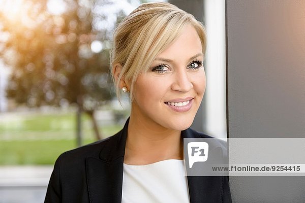 Porträt einer jungen Geschäftsfrau im Amt