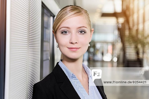 Porträt einer selbstbewussten jungen Geschäftsfrau im Amt