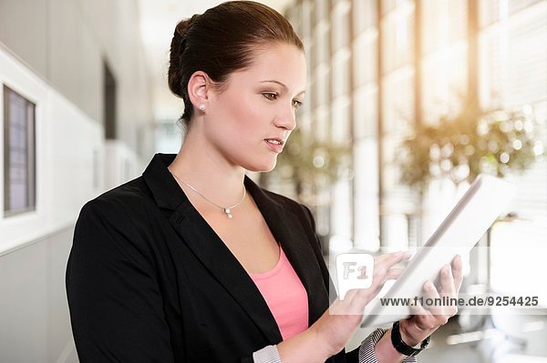 Geschäftsfrau im Büro mit digitalem Tablett