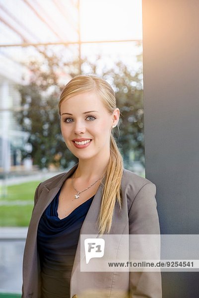 Porträt einer lächelnden jungen Geschäftsfrau im Büro