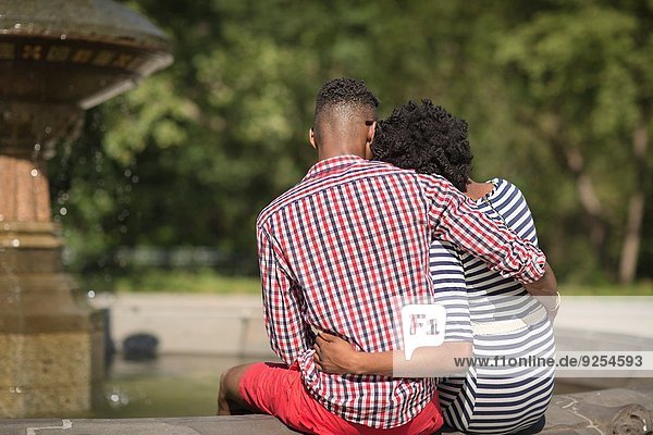Rückansicht des jungen Paares  Bethesda-Brunnen  Central Park  New York City  USA