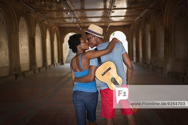Rückansicht des jungen Paares mit Mandoline in der Bethesda Terrace Arcade  Central Park  New York City  USA