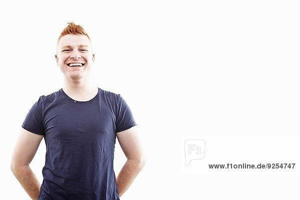 Studio-Porträt eines lächelnden jungen Mannes