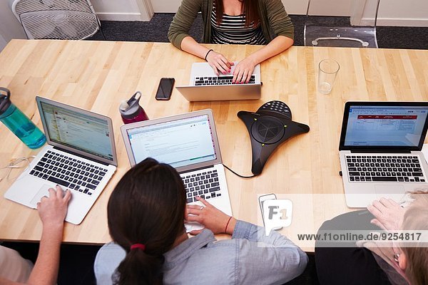 Hochwinkelansicht von Frauen,  die an Laptops arbeiten
