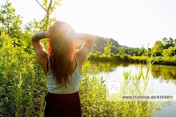 Rückansicht einer jungen Frau mit Haaren im Sonnenlicht  Delaware Canal State Park  New Hope  Pennsylvania  USA