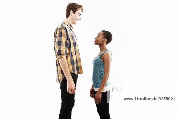 Seitenansicht Studio-Porträt mit kontrastierender Höhe des jungen Paares