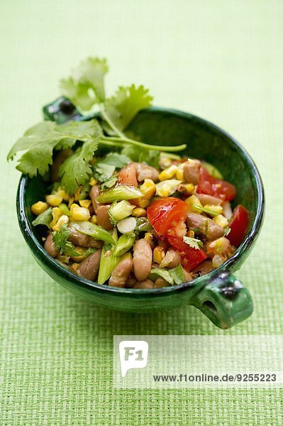 Bohnen-Mais-Salat mit Tomaten und Frühlingszwiebeln