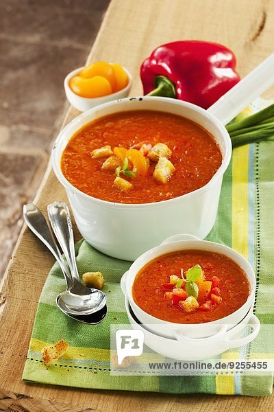 Paprika-Aprikosen-Suppe mit Croutons