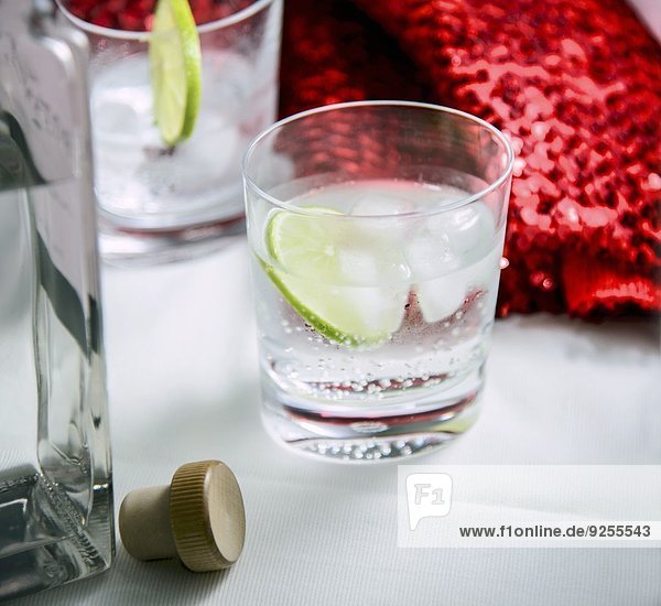 Gin Tonic mit Limette und Eiswürfeln