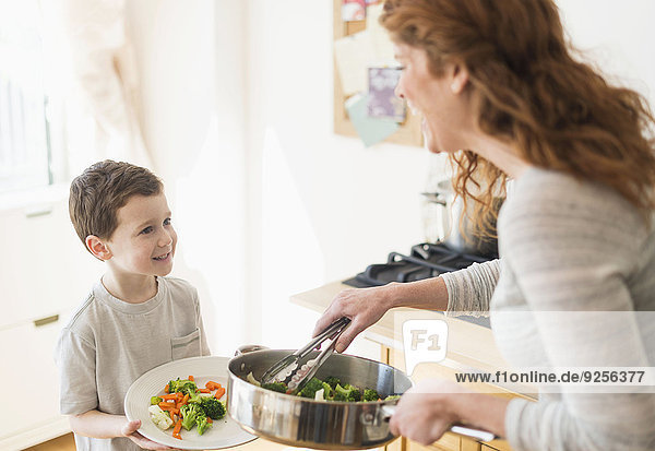 Abendessen geben Sohn Gesundheit 5-9 Jahre 5 bis 9 Jahre Mutter - Mensch