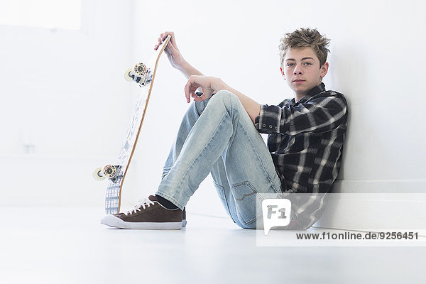 Jugendlicher, Junge - Person, halten, Skateboard, 16-17 Jahre, 16 bis 17 Jahre