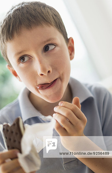 Junge - Person Eis Sandwich 5-9 Jahre 5 bis 9 Jahre essen essend isst Sahne