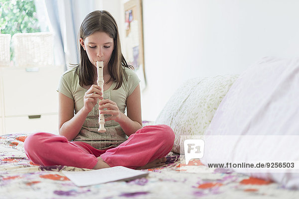 10-11 Jahre 10 bis 11 Jahre Mädchen Flöte spielen