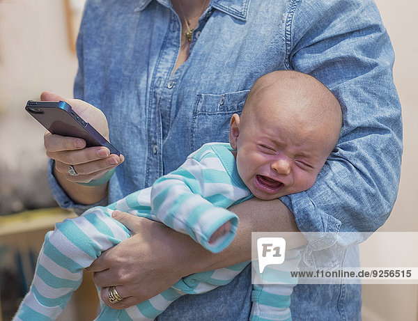 weinen Frau Kurznachricht Junge - Person halten Baby