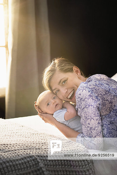Portrait lächeln Junge - Person halten Schlafzimmer Mutter - Mensch Baby