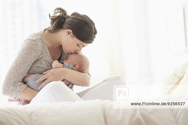 Junge - Person küssen Bett Mutter - Mensch Baby