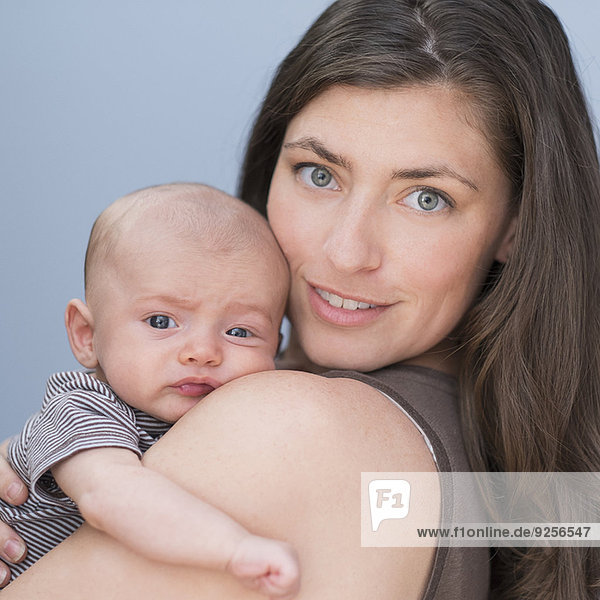 Portrait lächeln Junge - Person halten Mutter - Mensch Baby