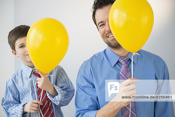 hinter Menschlicher Vater Sohn aufspüren gelb Luftballon Ballon 5-9 Jahre 5 bis 9 Jahre nachsehen