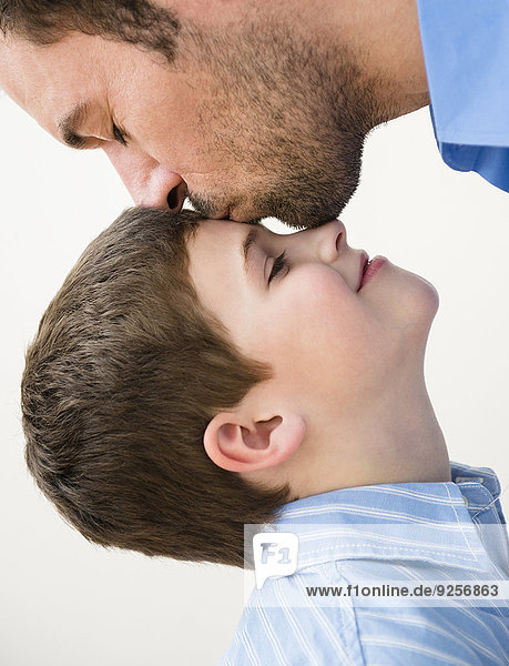Menschlicher Vater Sohn küssen 5-9 Jahre 5 bis 9 Jahre