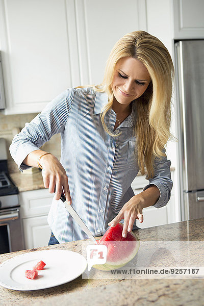 schneiden Wassermelone blond Hausfrau
