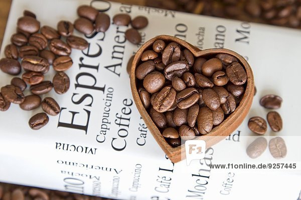 Kaffeebohnen in einer Herzschale