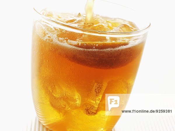 Erfrischendes Getränk mit Pfirsich-  Mango- & Orangensaft