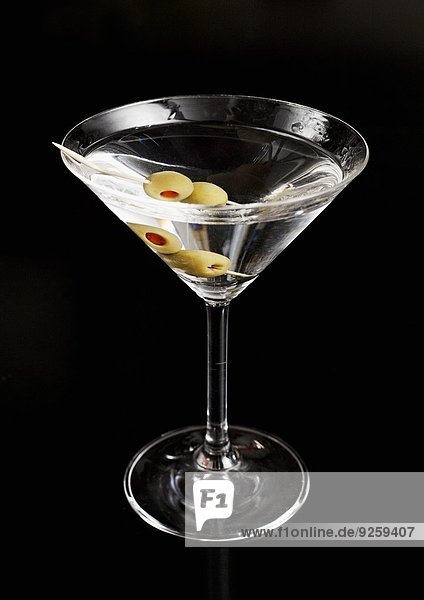 Ein Martini vor schwarzem Hintergrund