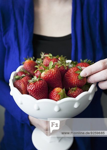 Frische Erdbeeren in einer Porzellanschale