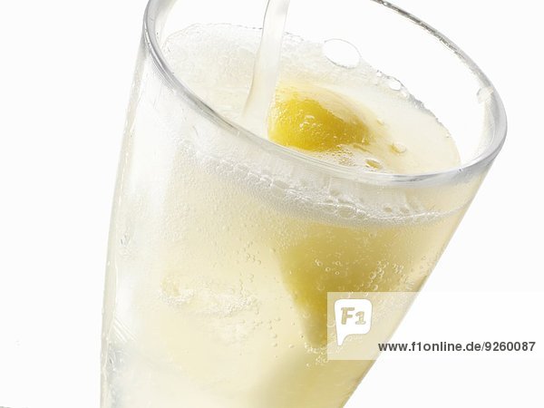 Schäumende Zitronenlimonade im Glas