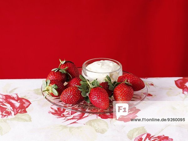 Frische Erdbeeren mit Sahne