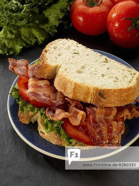 Sandwich mit knusprigem Bacon  Salat und Tomaten