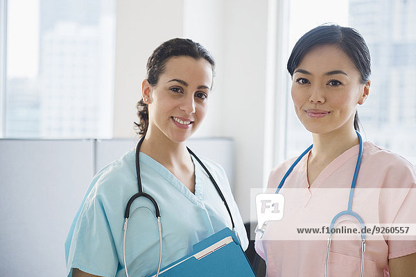 Zusammenhalt lächeln Krankenhaus Pflegepersonal Pfleger