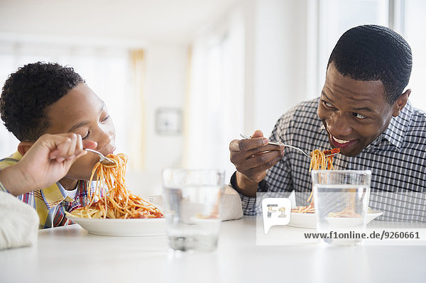 Zusammenhalt Menschlicher Vater Sohn essen essend isst Tisch