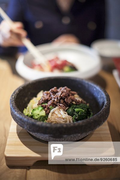 Bibimbap (Gericht mit Reis  Gemüse und Rindfleisch  Korea)