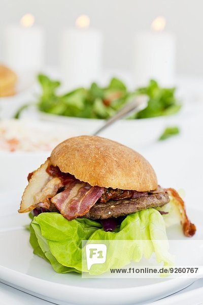 Hamburger mit Bacon und Salat