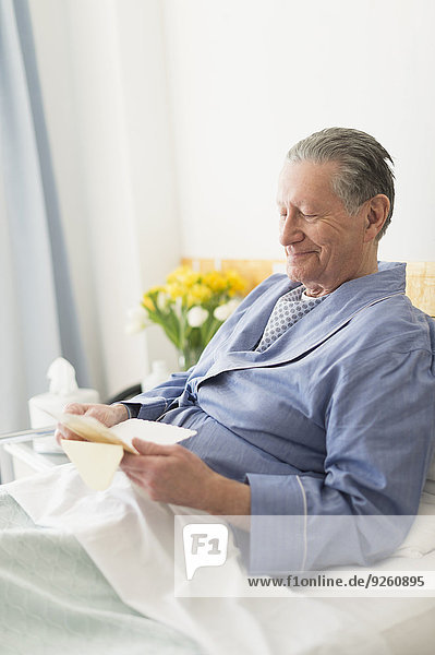 Senior Senioren Europäer Mann Krankenhaus Bett vorlesen