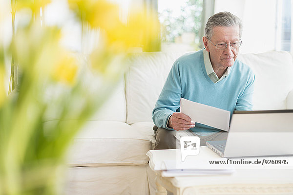 Senior Senioren Europäer Mann Internet bezahlen zahlen Rechnung