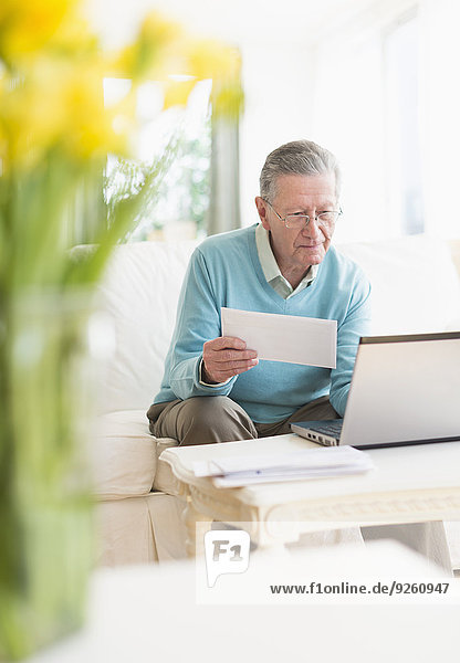 Senior Senioren Europäer Mann Internet bezahlen zahlen Rechnung