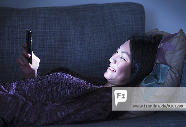 Handy benutzen Jugendlicher Couch mischen Mädchen Mixed