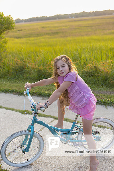 Ländliches Motiv ländliche Motive Europäer fahren Straße Fahrrad Rad Mädchen