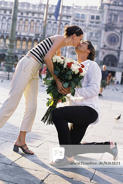Mann Freundin geben Blume Venetien Markusplatz